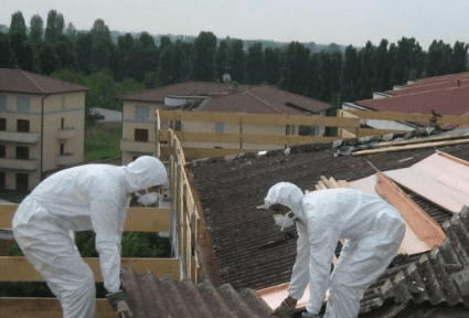 tecnici smaltitori che rimuovono amianto a Tor Sapienza